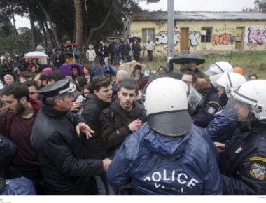 Επεισόδια στην Θεσσαλονικη στο στρατόπεδο του Παύλου Μελά από μέλη των Λαϊκών Επιτροπών (φωτό, βίντεο)